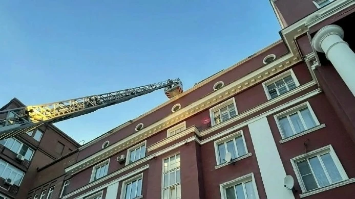 Группу подростков удалось эвакуировать с крыши многоквартирного дома в центре Челябинска.  Поступила