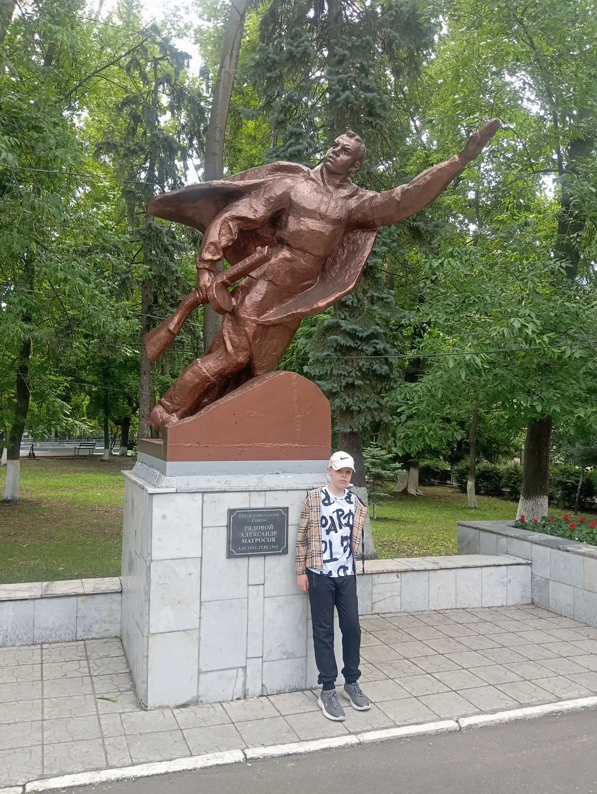 🇷🇺 ИСТОРИЯ РОССИИ В КАМНЕ И БРОНЗЕ
Памятник Александру Матросову

Семён, перешедший в 5 Юнармейски
