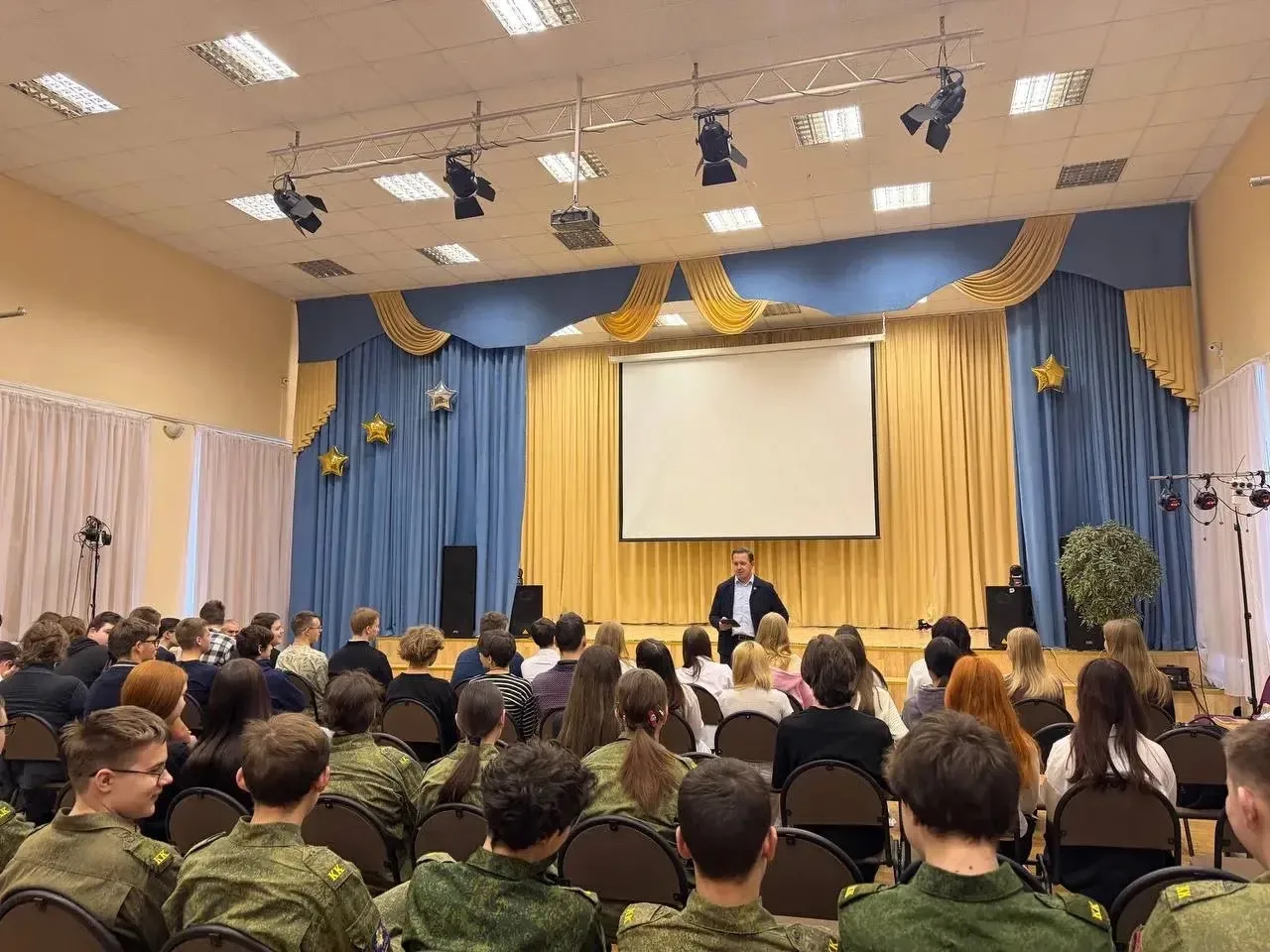 🏭🇷🇺 Промышленность и наше будущее: «Разговоры о важном» в школе №1286  Сегодня девятиклассники нашей