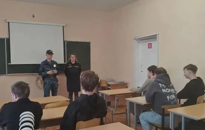Сотрудники УФССП России по Ленинградской области провели урок по профессиональной ориен...