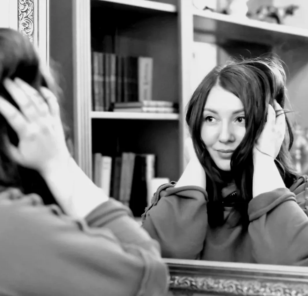 Она смотрела на себя в зеркало. Не нарциссически, а будто искала улики на месте преступ...