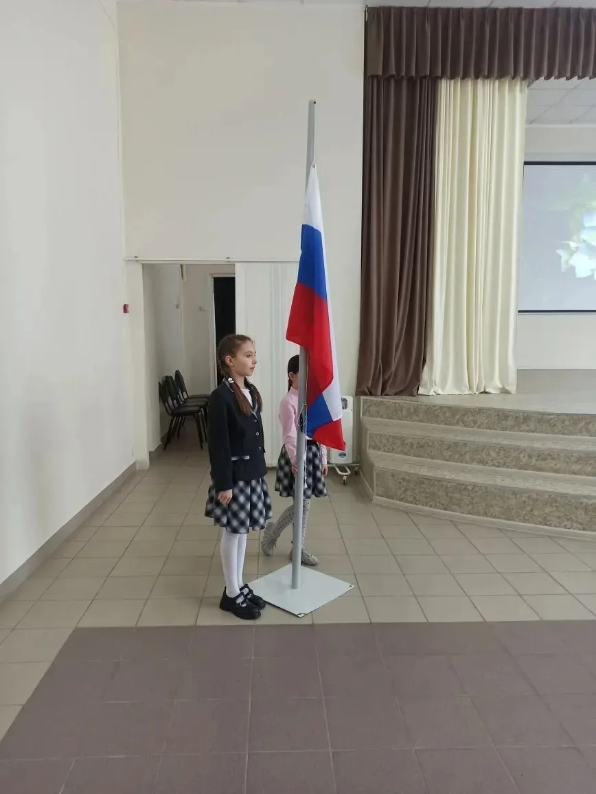 💥Разговор о важном во 2 Д, Е, и 1 А классе был проведёт совместно.  Тема занятия: "Мусор и его втора