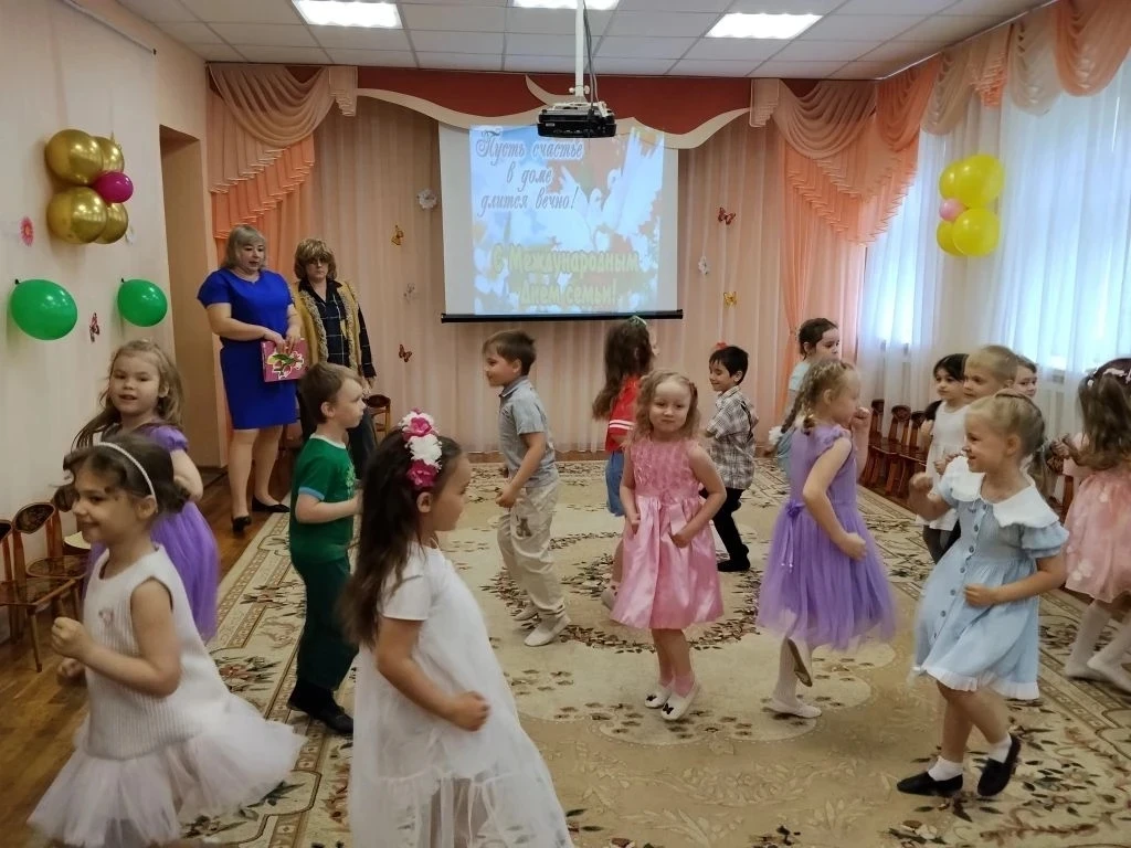 В жизни каждого человека семья играет  огромную роль, так как семья - это дом, семья - это родители,