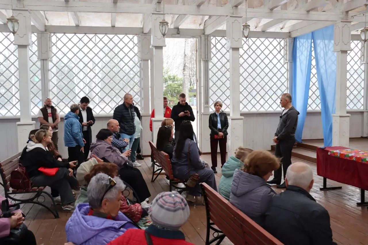 🤝 В Михнево прошла встреча жителей с депутатом Госдумы Александром Коганом  В Михневском парке состо