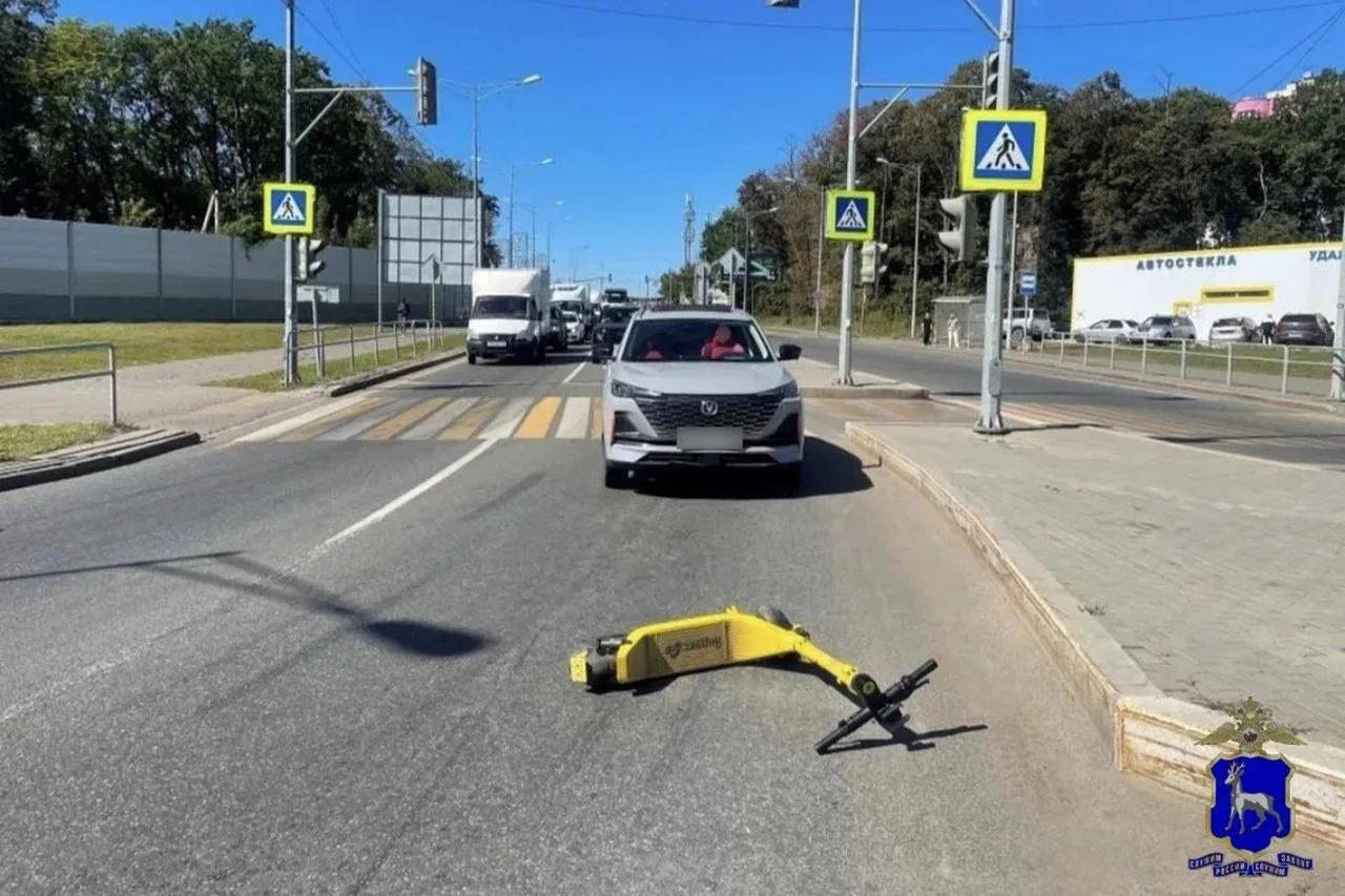 В Самаре 14-летний подросток на электросамокате попал под колеса кроссовера.