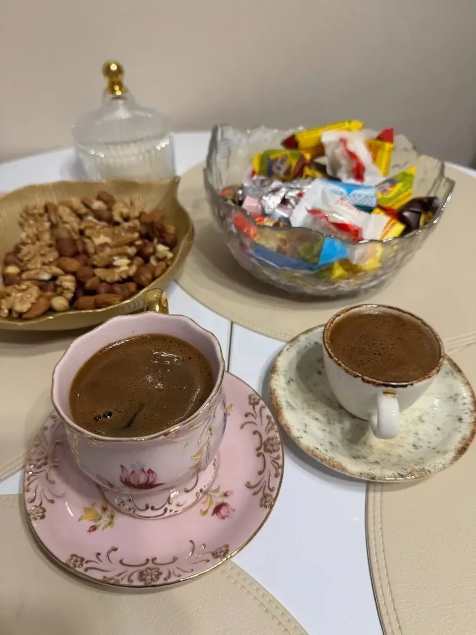 Выпили кофеек 🥰  ☕️ 

А это я вчера вечером пекла пирог и что вы думаете? Его уже нет 😁
Готовится 