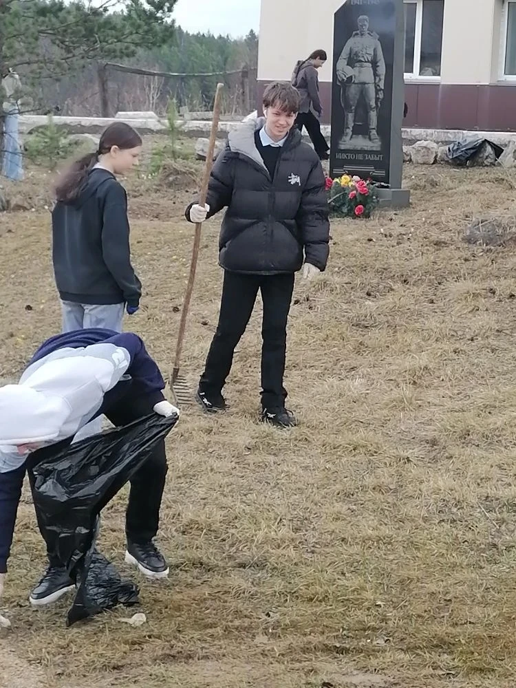#ПомнимДеньПобеды
Учащиеся школы навели порядок у памятника участникам ВОВ. Гордимся нашими предками