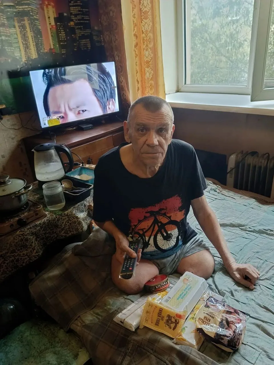 В Великих Луках мужчина подарил телевизор одинокому пожилому человеку с ампутацией ног