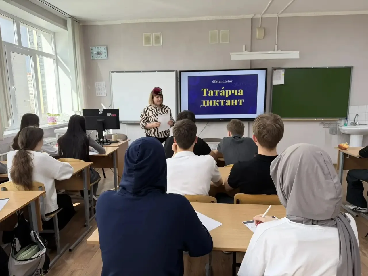 ✍🏻25 апрель көнне безнең гимназиябездә, дөньяның күп кенә мәйданчыкларындагы кебек үк, «Татарча дикт