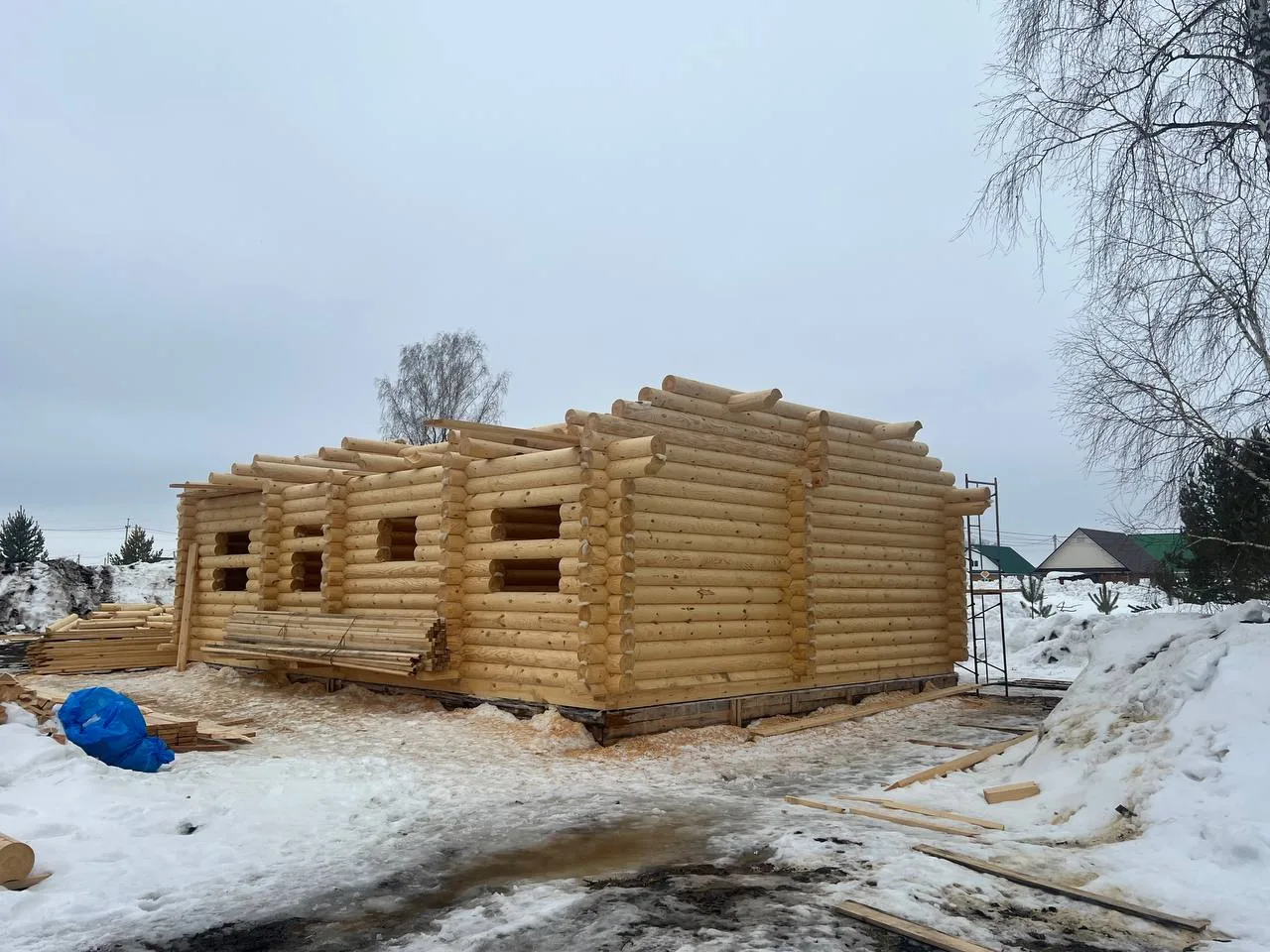 Продолжаем строительство дома из оцилиндрованного бревна 260мм в поселке Маслянино.

Узнать стоимост