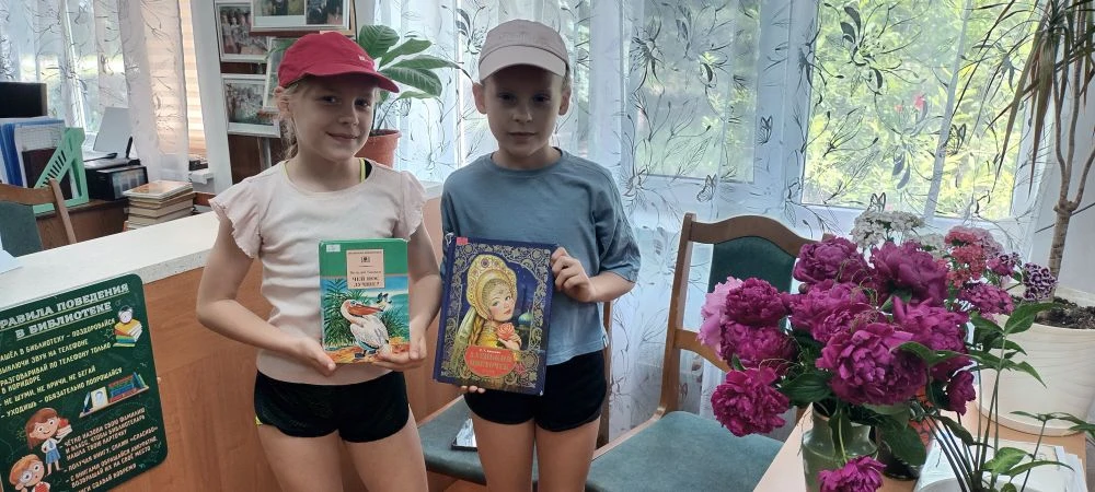 Наши юные читатели активно берут книги для летнего школьного чтения!!!!