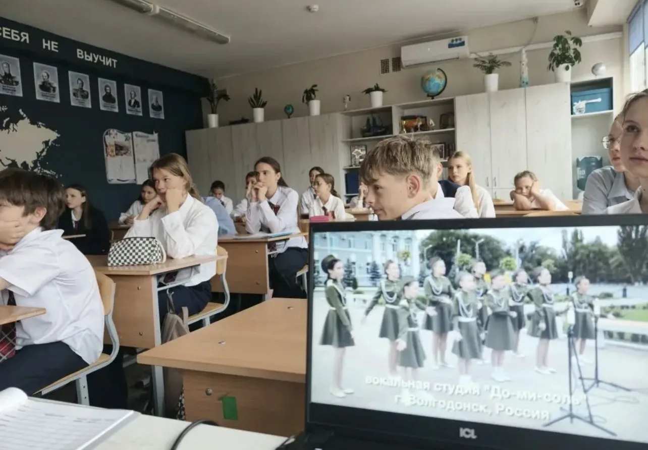 🇷🇺 Еженедельную линейку отрыли вносом Государственных флагов Российской Федерации и Республики Крым,