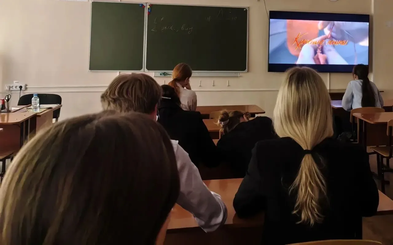🔥 ИСКРЫ НАДЕЖДЫ В БЕЗДНЕ ВОЙНЫ 🔥  🎬 Сегодня в стенах нашей школы прошел не просто киноурок — сегодня