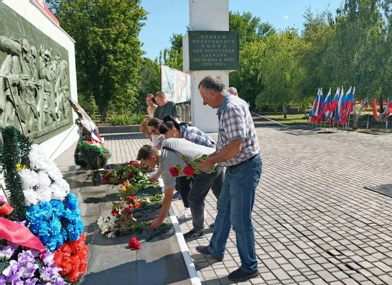 В Веселовском муниципальном округе жители почтили память павших героев

22 июня — День памяти и скор