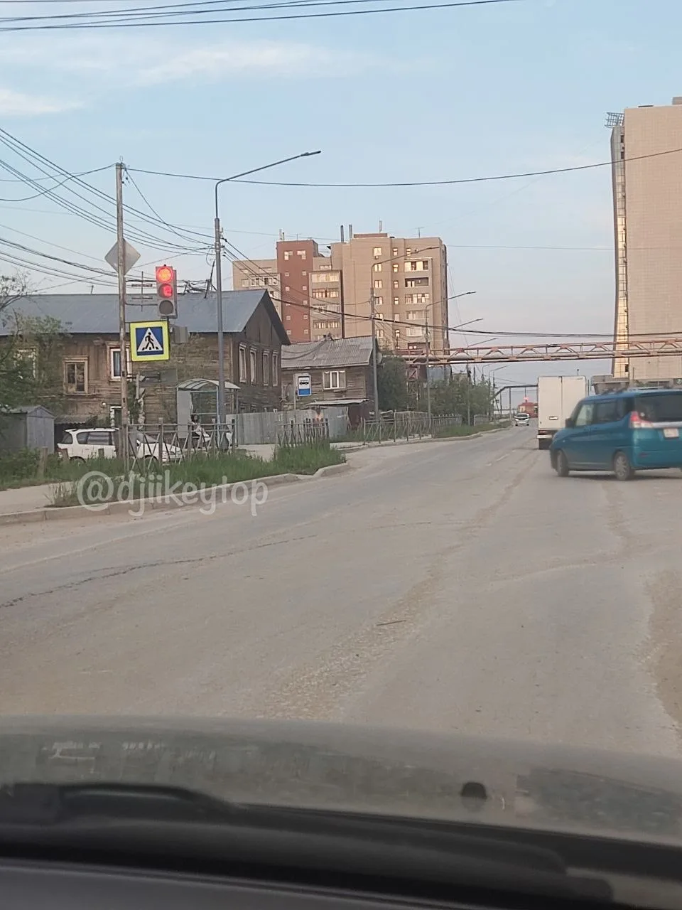 В Сайсарах в районе магазина Елочка была замечена абсолютно голая женщина. На кадрах от...