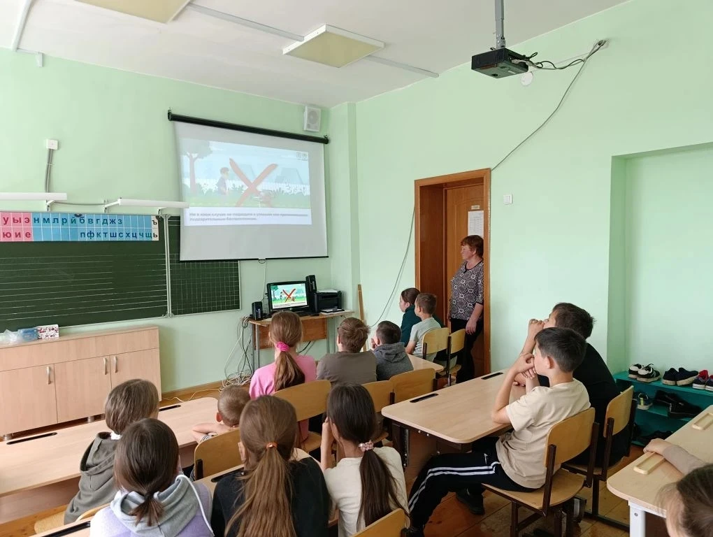 🛡️ Безопасность — прежде всего! ✨

Третий день в нашем пришкольном лагере  был посвящен очень важно