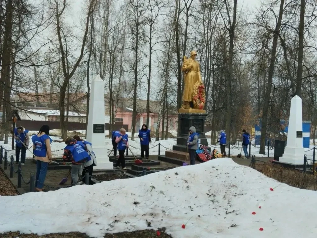 С наступлением весны в нашем городе стартовал месячник чистоты. Волонтёры и активисты м...