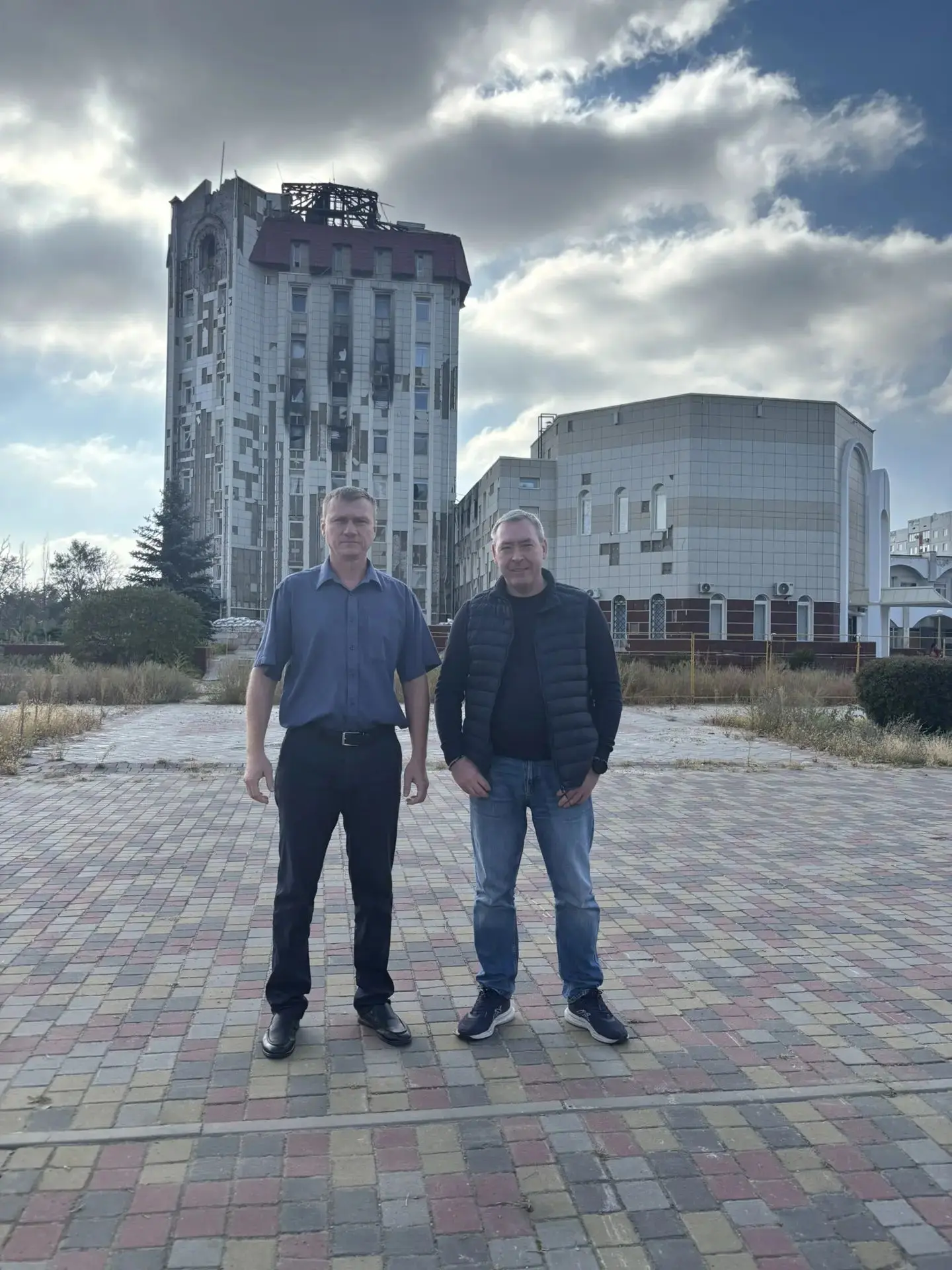 На этой фотографии мы с председателем городского Совета Олегом Мотруком  возле админист...