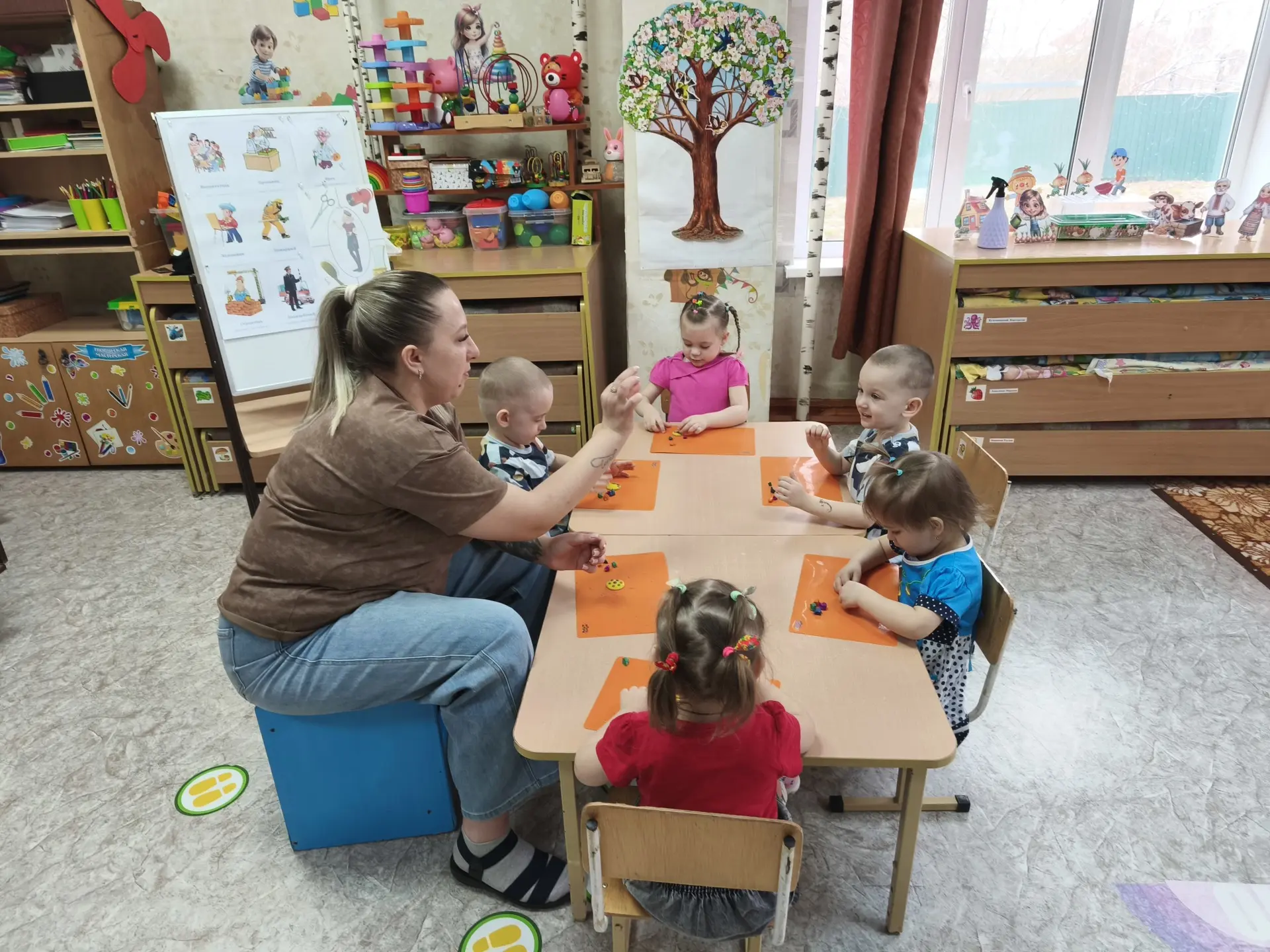 Лепка из пластилина для малышей.

Многие родители боятся лепки дома. А зря! Лепка — одно из самых по