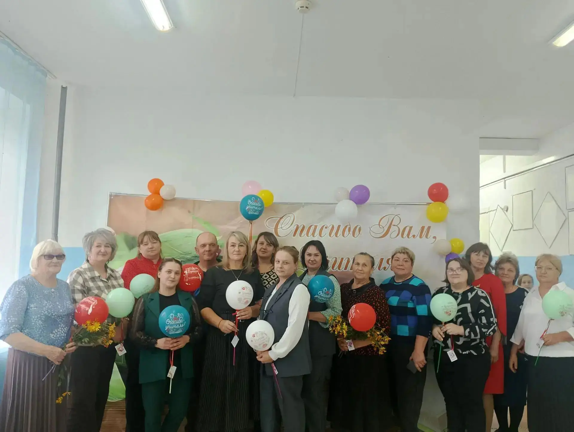 Сотрудники Лебяжьего Дома культуры 💐 сегодня с большим теплом поздравили  дорогих учит...