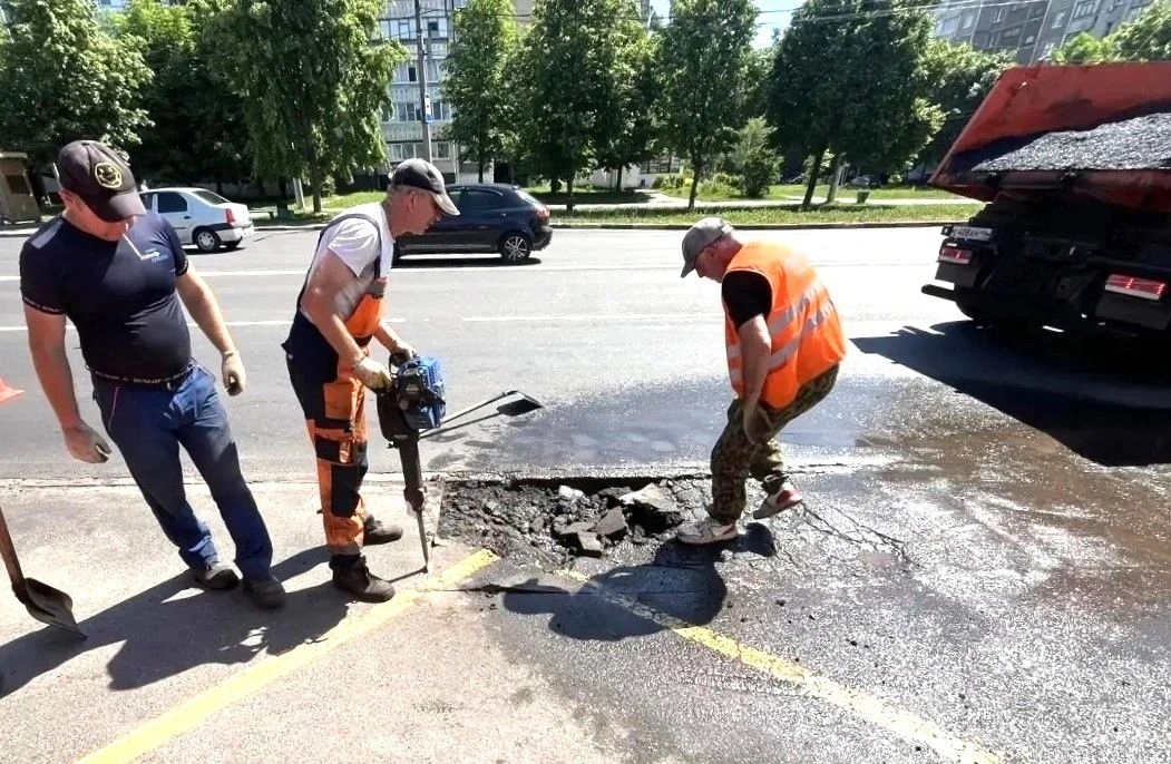 🚜В Железногорске продолжается ямочный ремонт
 🚧В городе активно ведутся работы по благоустройству 