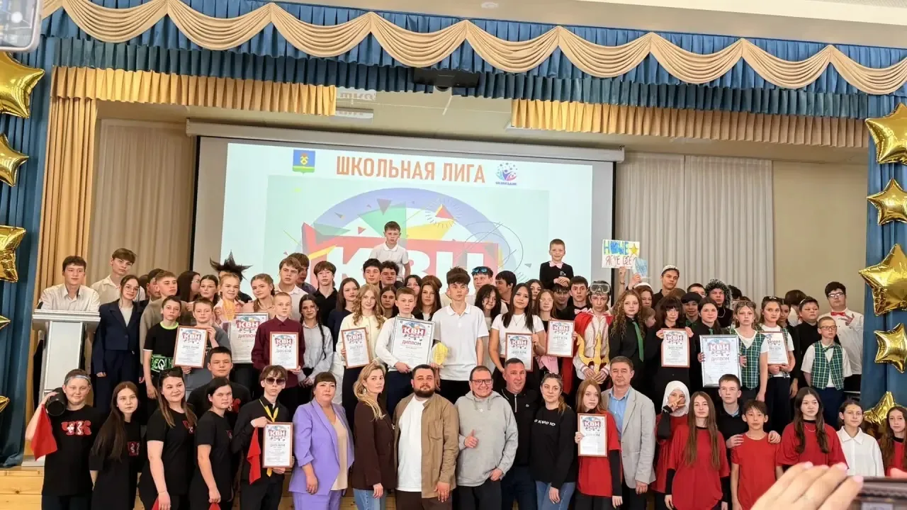 🎉 Наша команда блистала на районной лиге КВН!🎉  Сегодня состоялась районная школьная лига КВН — и на