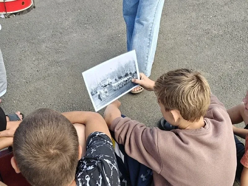 В погожий летний день подростки Куйтуна в сопровождении экскурсовадов районного краеведческого музея