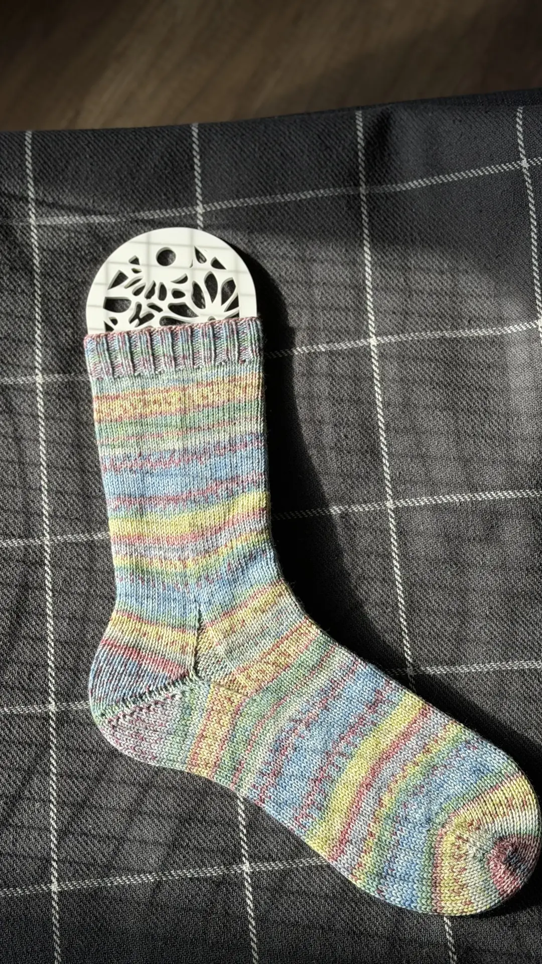 Один носочек готов! 🥳🧦

Когда смотрела на моток, расцветка казалась довольно спокойной. А в носочк