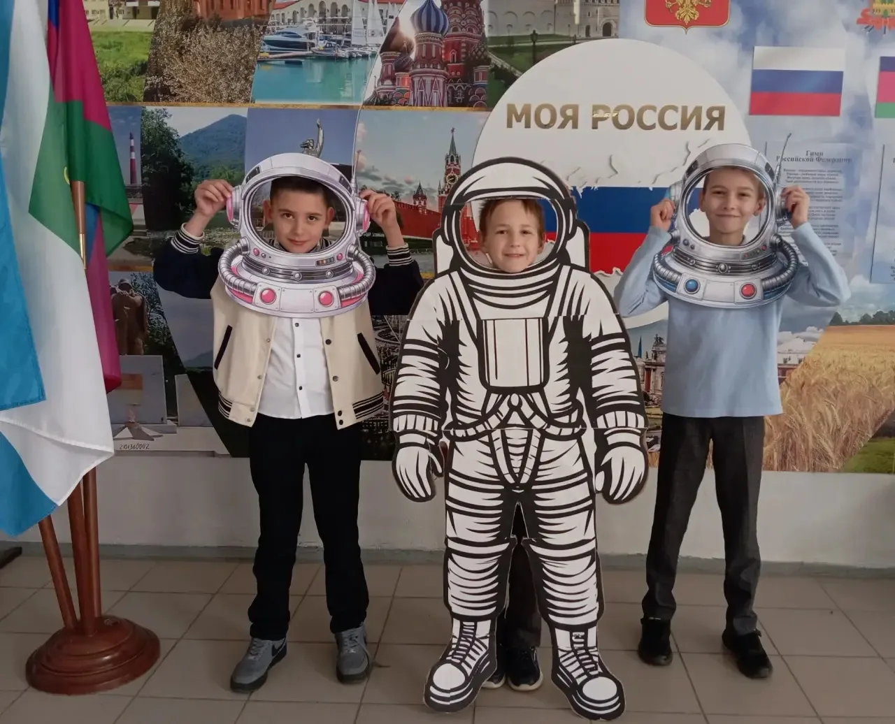 ⭐ Ко Дню космонавтики активисты ШУС организовали настоящий космический уголок: 🪐 Информационный стен