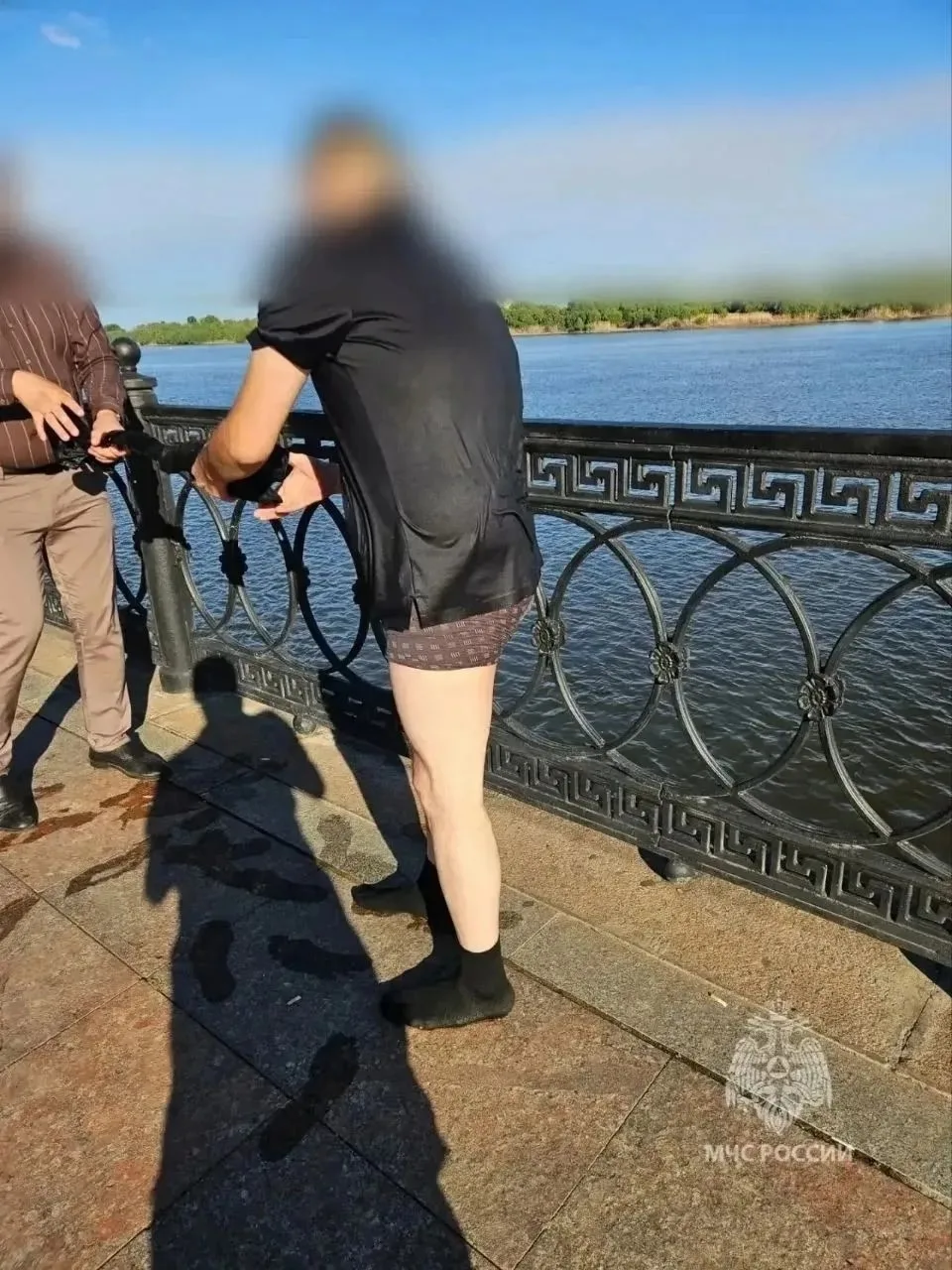 😱МЧС вытащило из воды тонущего мужчину