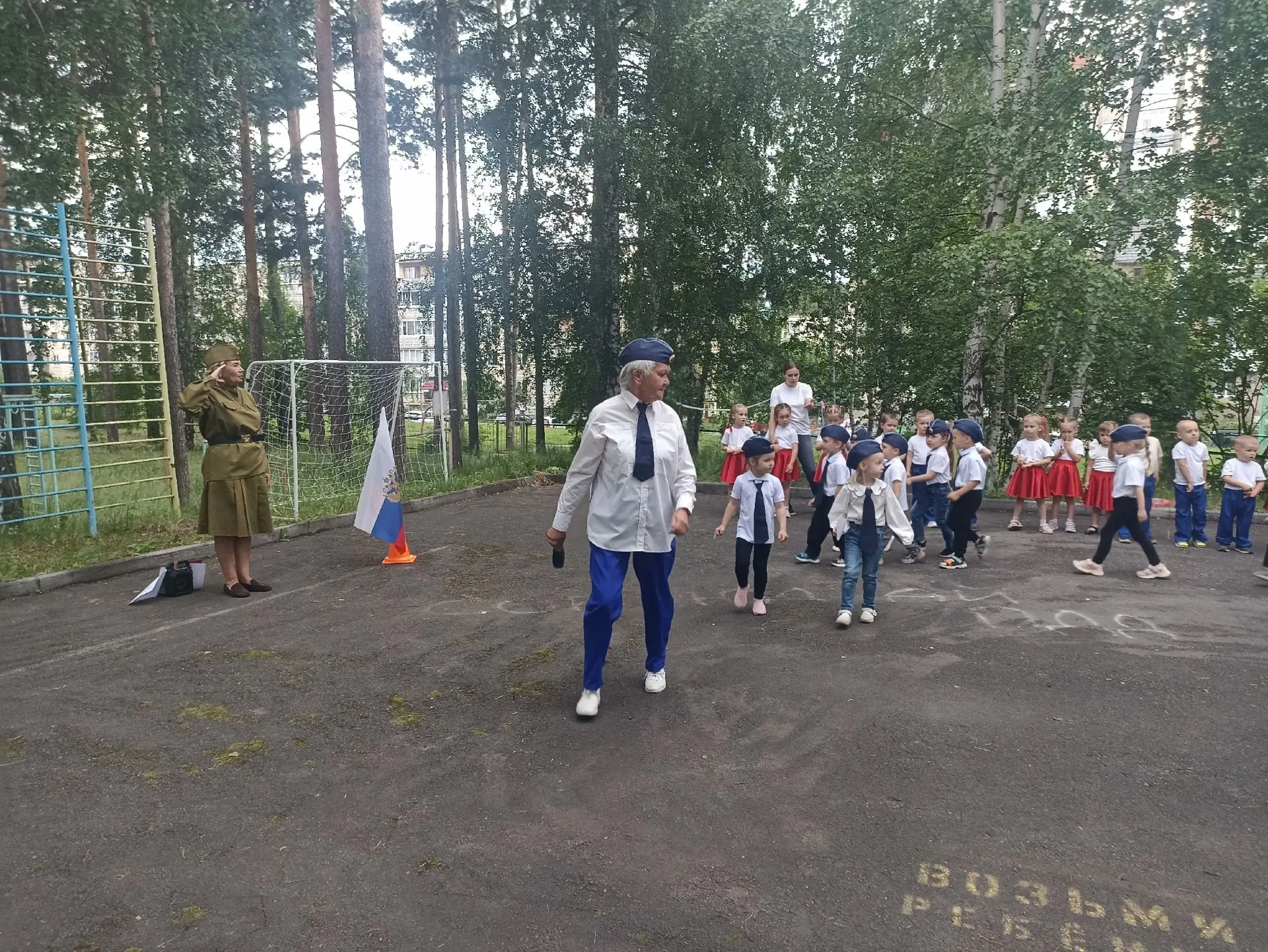 В нашем детском саду «Сказка» состоялось торжественное мероприятие — «Смотр строя и песни». Оно было
