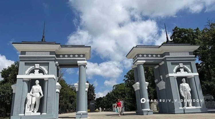 📍В Белгороде восстановили исторический облик арки на входе в парк Ленина