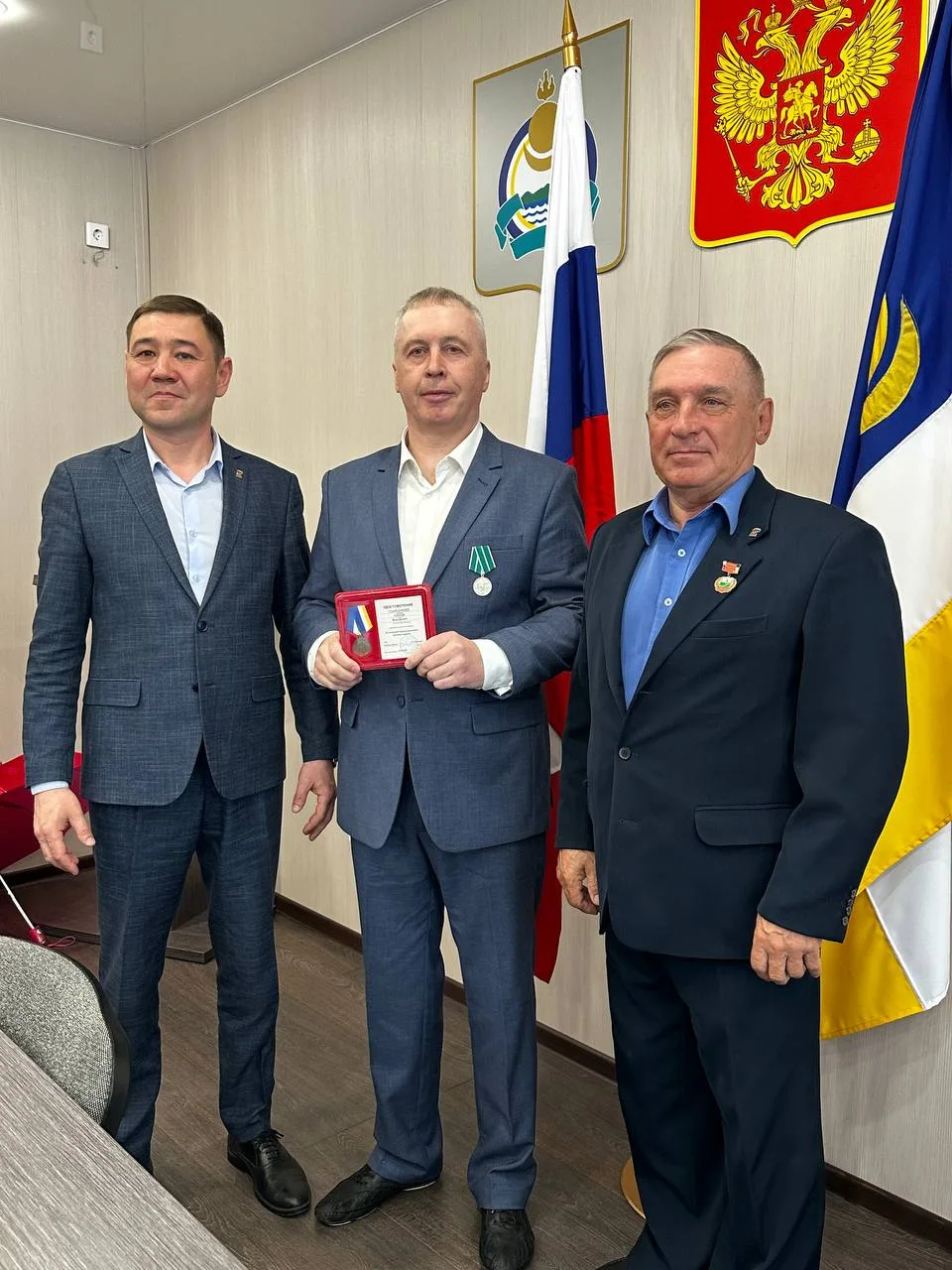 ✨ Сегодня, 12 мая, председатель Совета депутатов Евгений Бутаков и председатель РОО «Ветераны строит