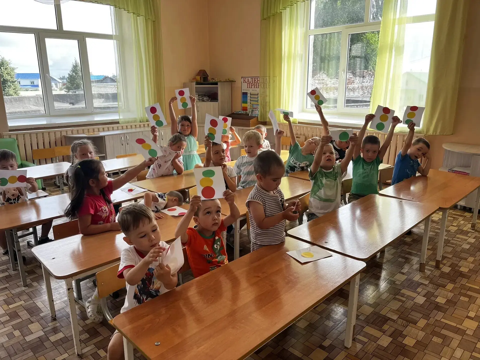 🚦Создание поделки «Светофор» - отличный способ познакомить детей с правилами дорожного движения.
На