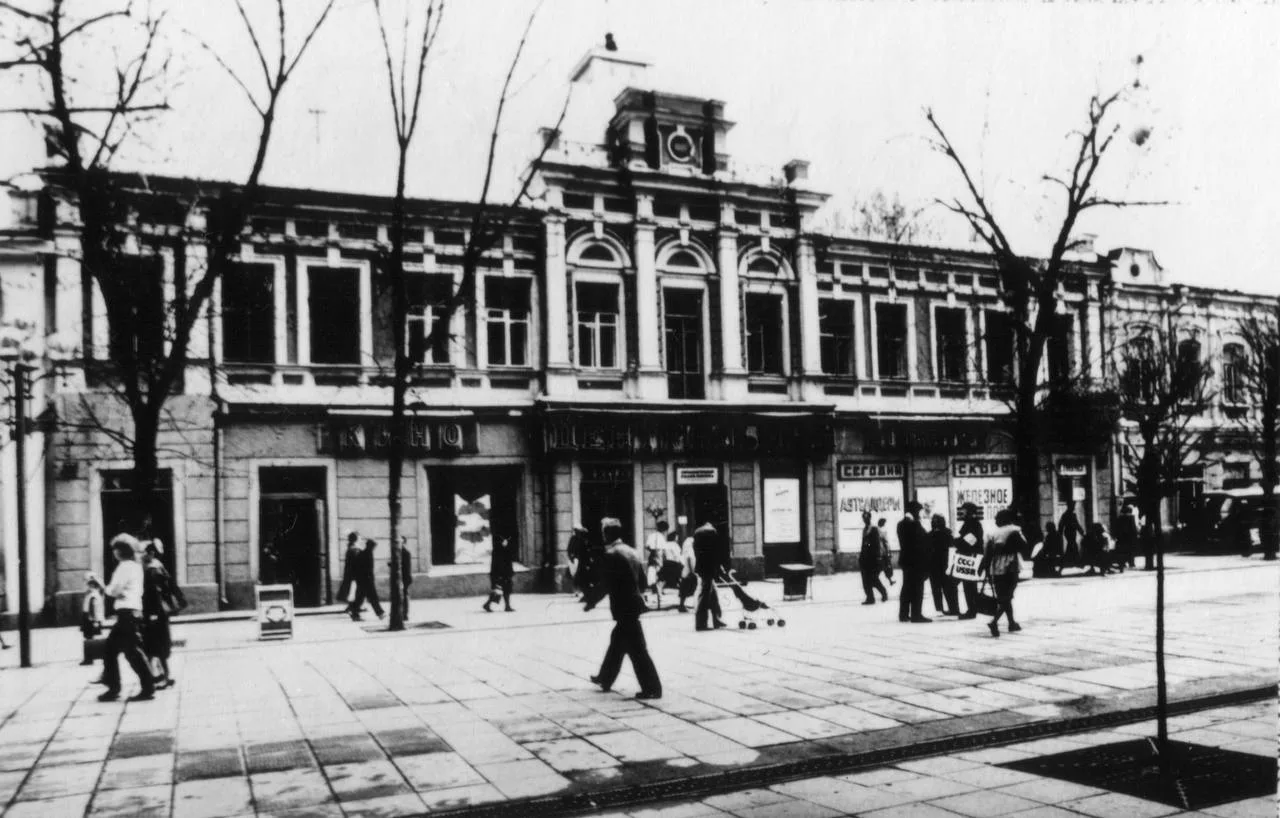 😴 Доброй ночи, друзья!

Кинотеатр «Центральный» в 1987 году.

Присылайте нам новости —  SaratovPeop