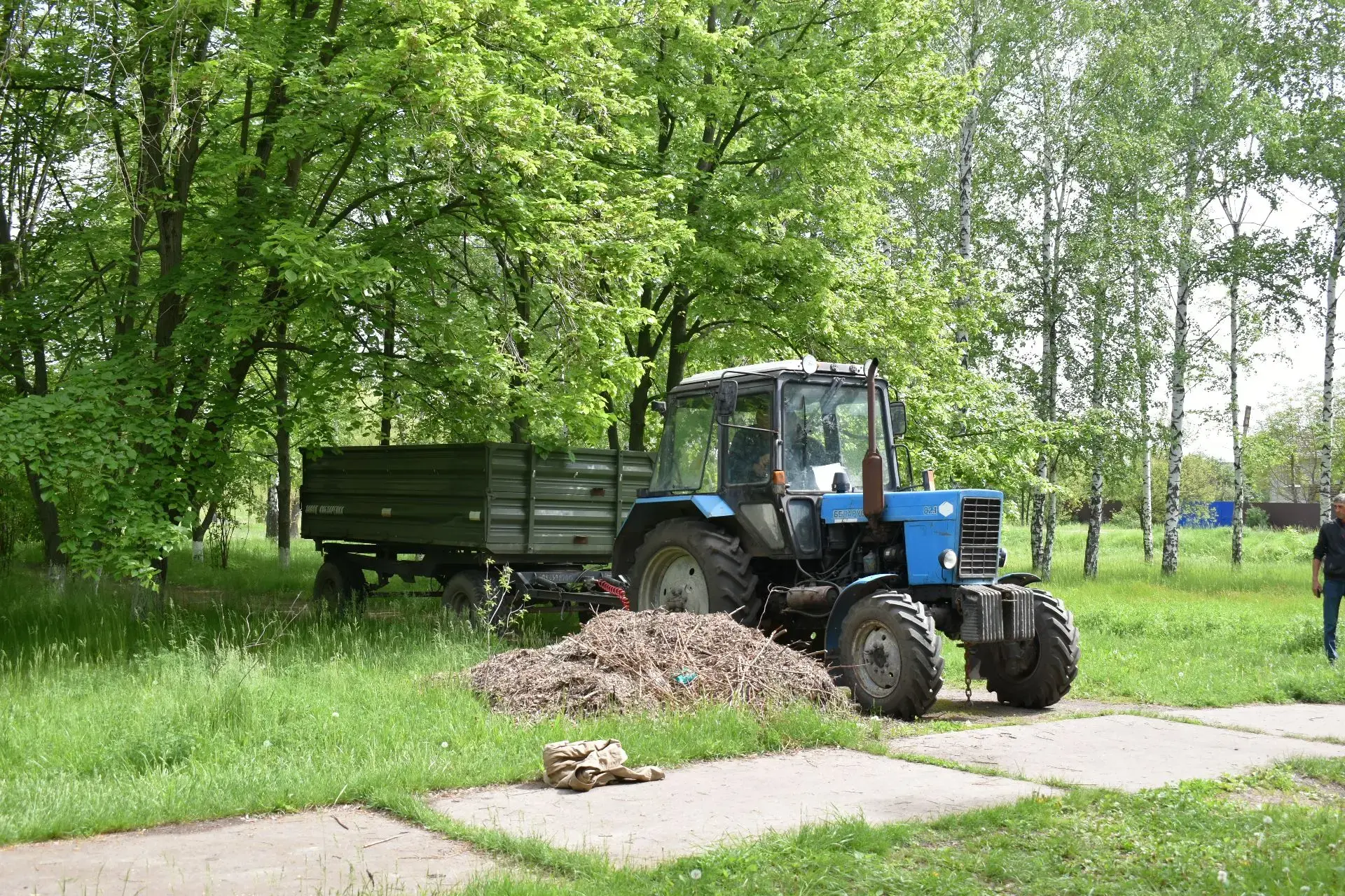🌿 На территории парка имени Комсомольцев прошёл масштабный субботник.  В нём приняли участие сотрудн