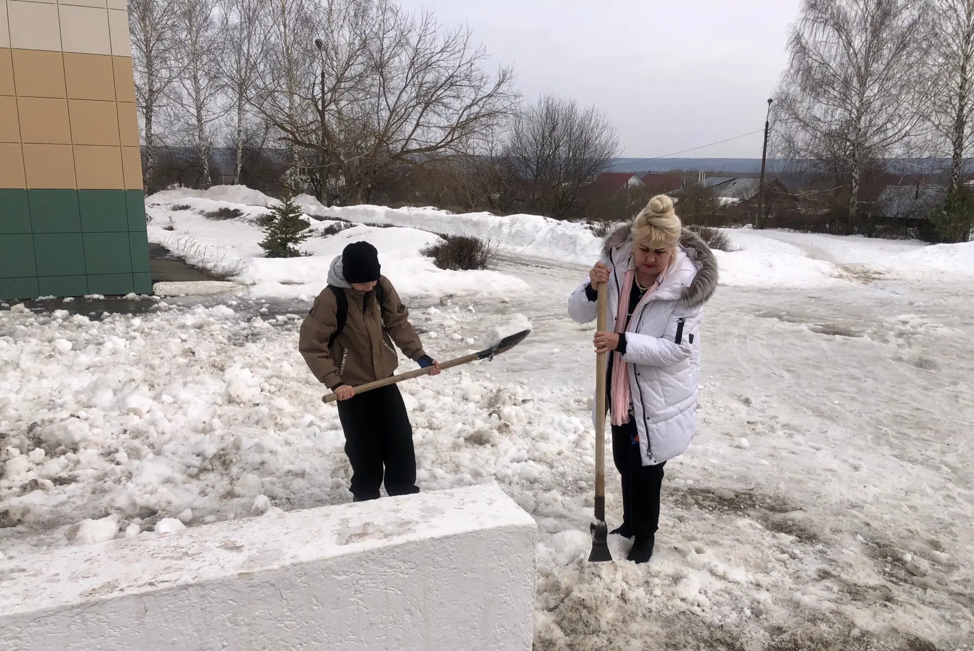 Школа с. Засечное: Весенний субботник/Приглашаем еще!  Снега в этом году так много, что зимние  субб