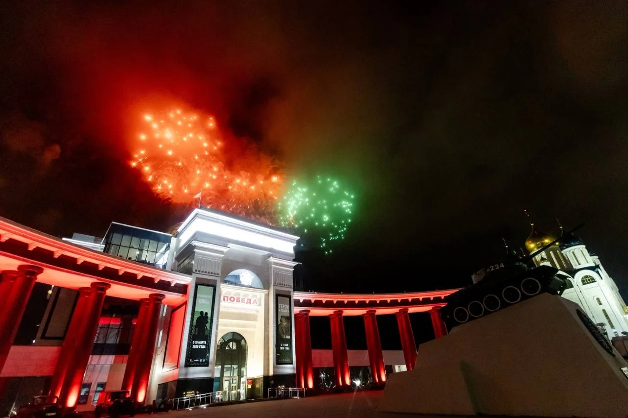 Финальным аккордом 9 Мая в Южно-Сахалинске стали концерт и яркий салют на площади Победы  🎆   Ещё ра