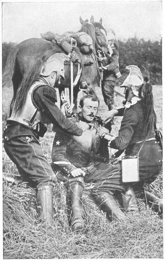 Французские кавалеристы снимают кирасу с раненого товарища, 1914 год.
