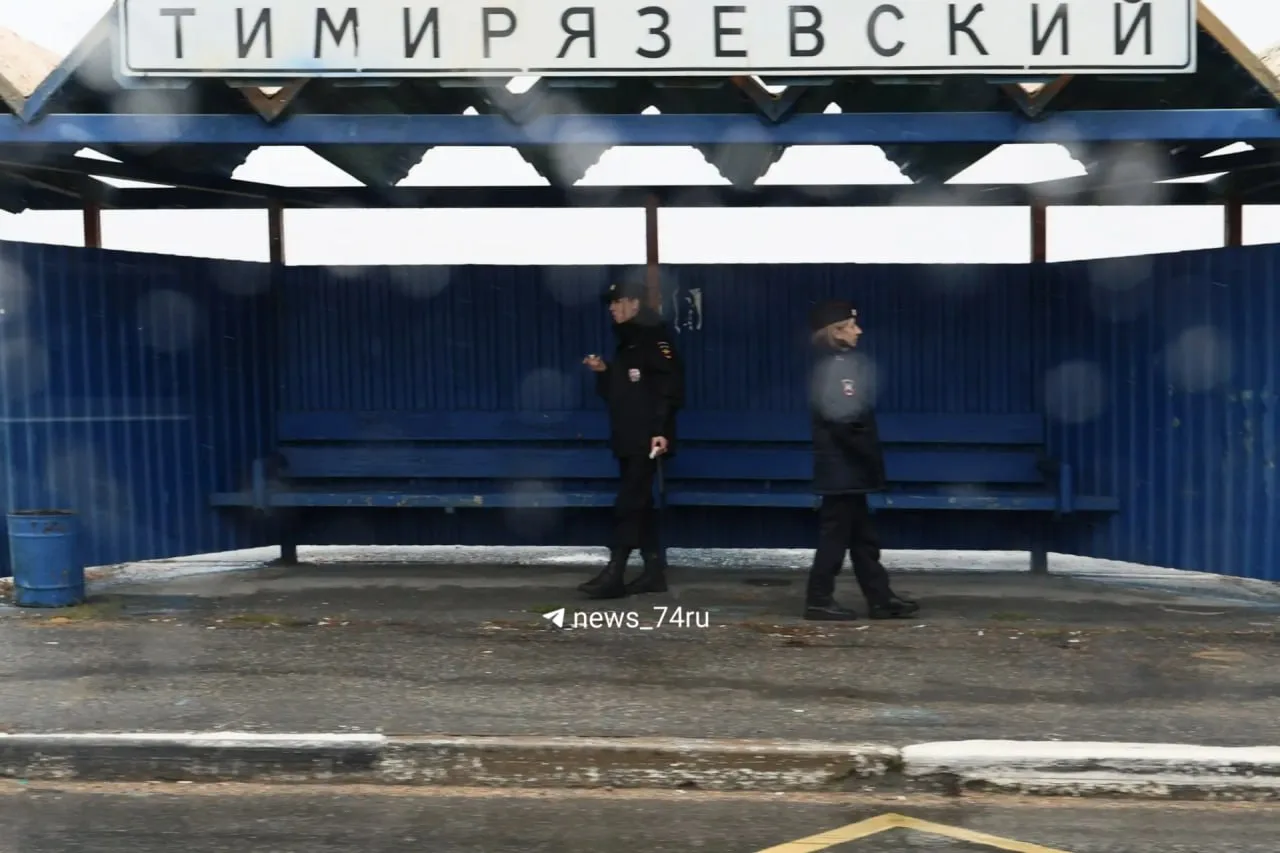 Трасса М-5 в Чебаркульском районе, где идут те самые военные учения, также усеяна машин...