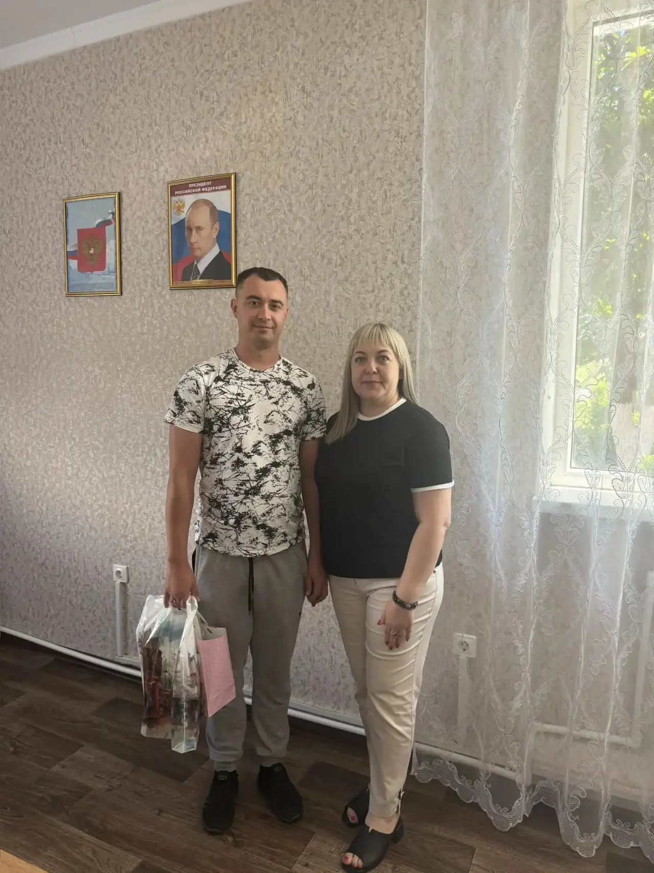 Члены партии и активисты «Единой России» поздравили с профессиональным праздником тех, кто ежедневно