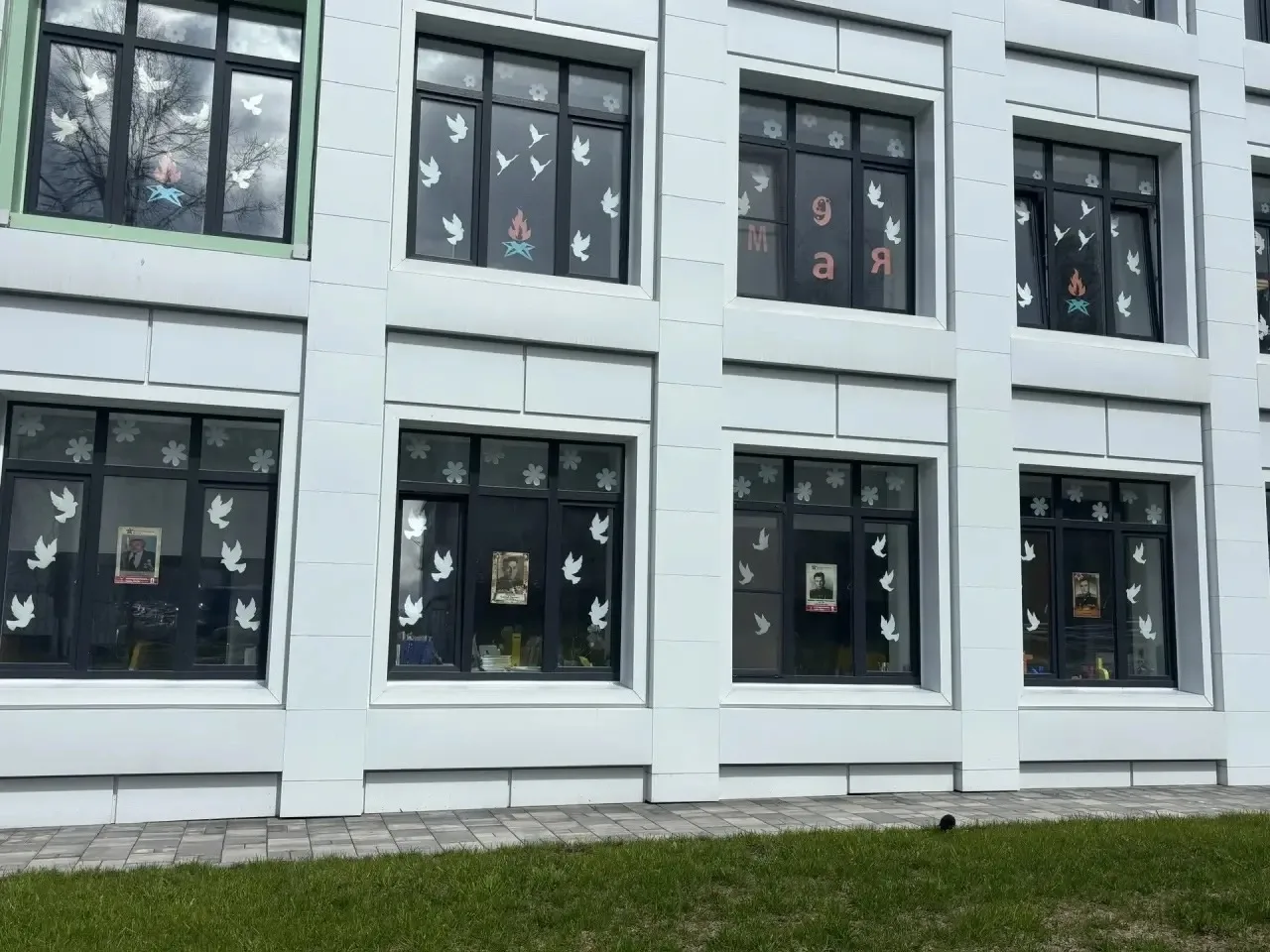 🕊️ Школа, полная памяти и гордости! 🕊️  Представьте: окна нашей школы теперь украшены белыми журавля