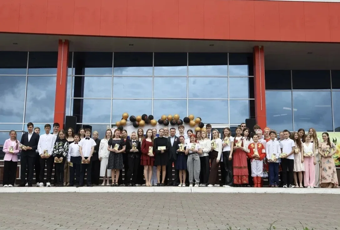 🔷 Юные таланты Прокопьевска🔷 

В день празднования Дня России на площади у городского фонтана сост