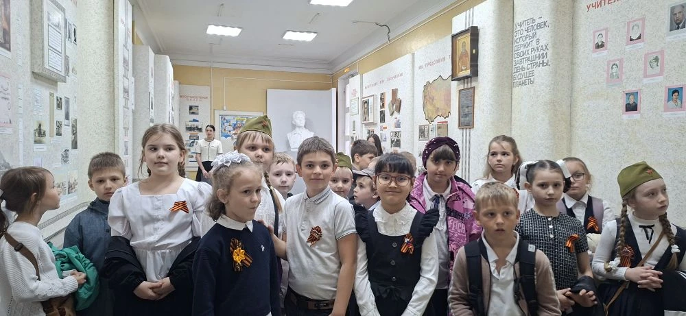 🎗Сегодня обучающиеся 2 - Д класса вместе с классным руководителем Матвиенко Алёной Владимировной поч