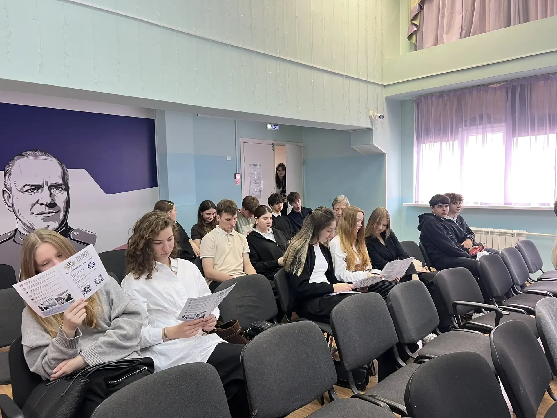 👩‍🎓Сегодня на базе школы №24 состоялась важная и познавательная встреча для старшеклассников. Ребята
