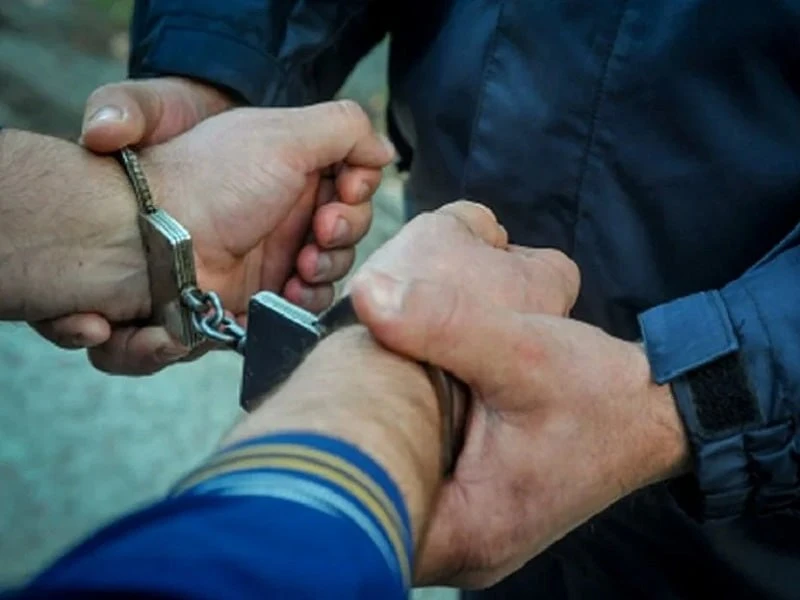 В Сочи задержали подозреваемого в краже.

В микрорайоне Мамайка полицейским поступило сообщение из п