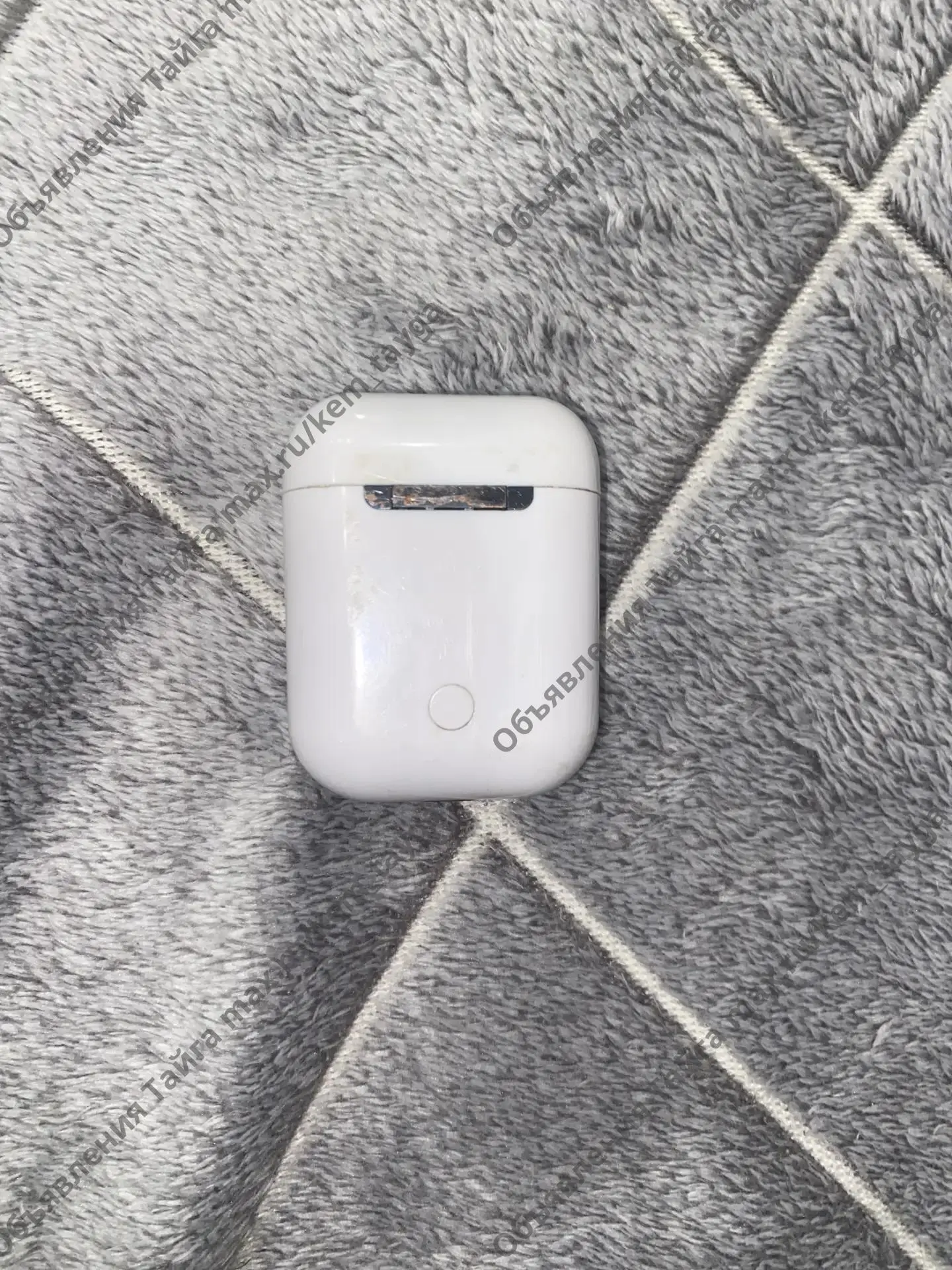 Продам AirPods за 500 рублей работает только правый наушник но работает он хорошо все с...