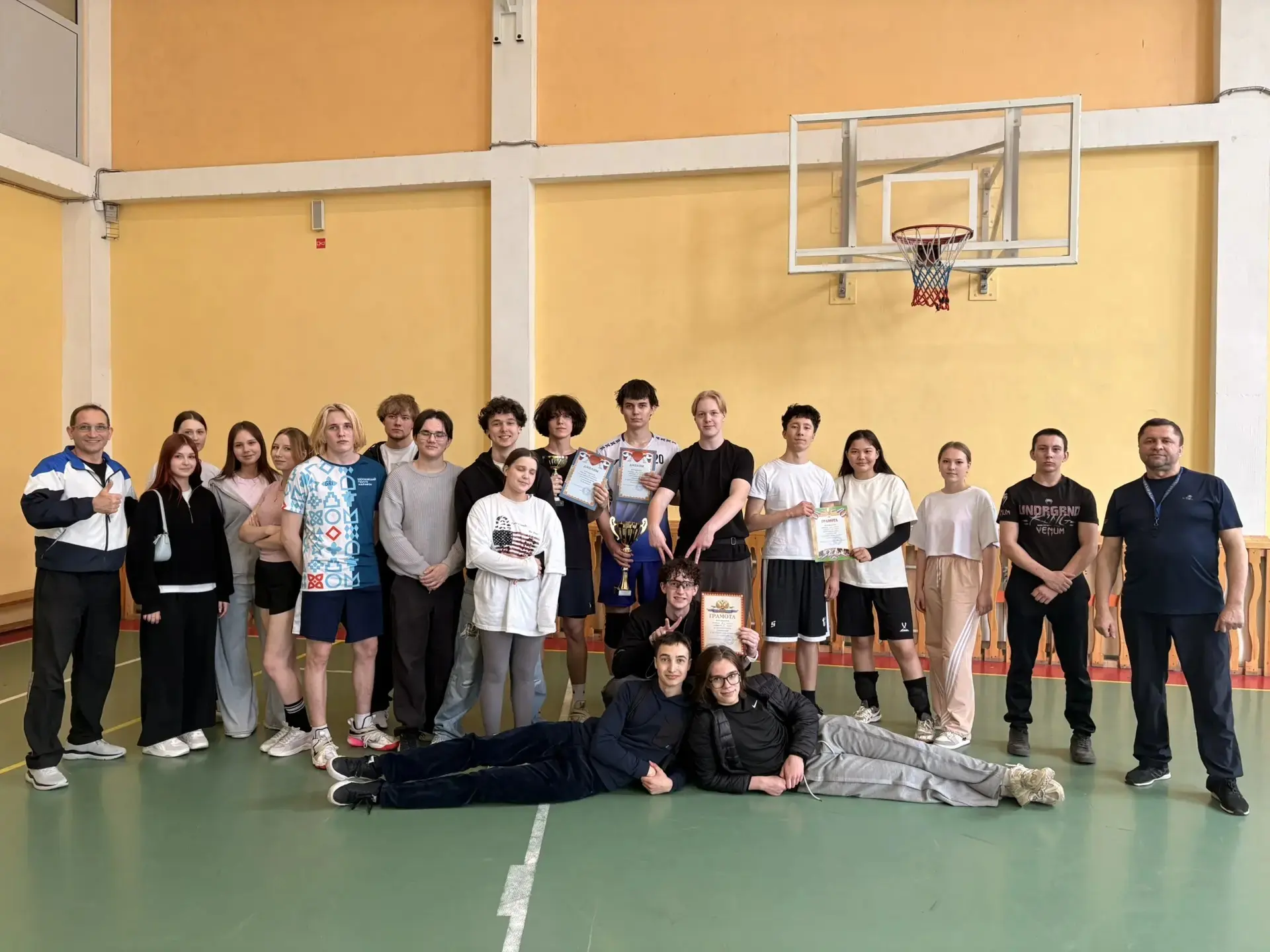 🏆 Итоги соревнований по волейболу среди 10–11 классов  В школе завершились захватывающие соревновани