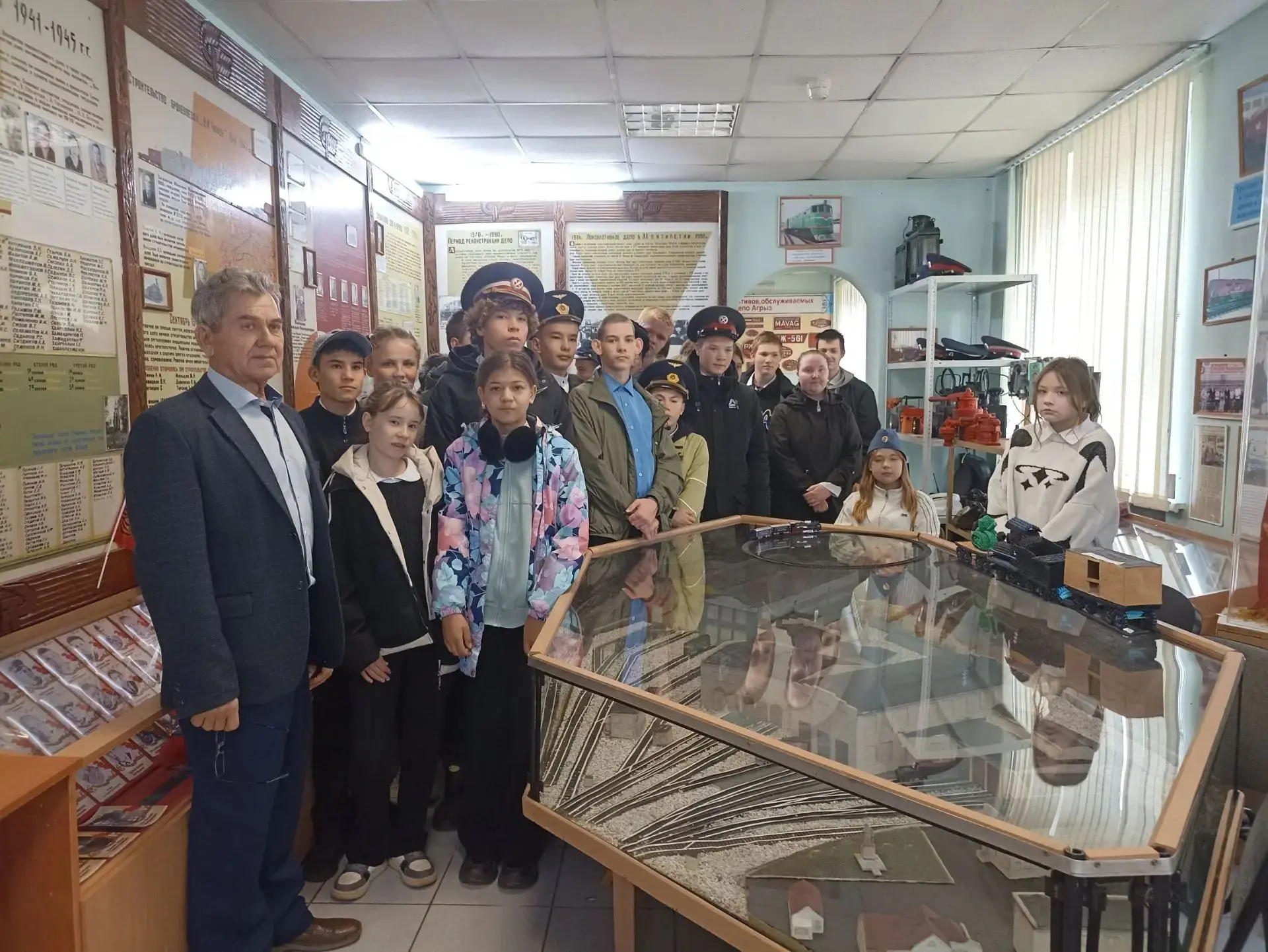 Сегодня учащиеся совершили увлекательную экскурсию в железнодорожный музей. Посещение о...