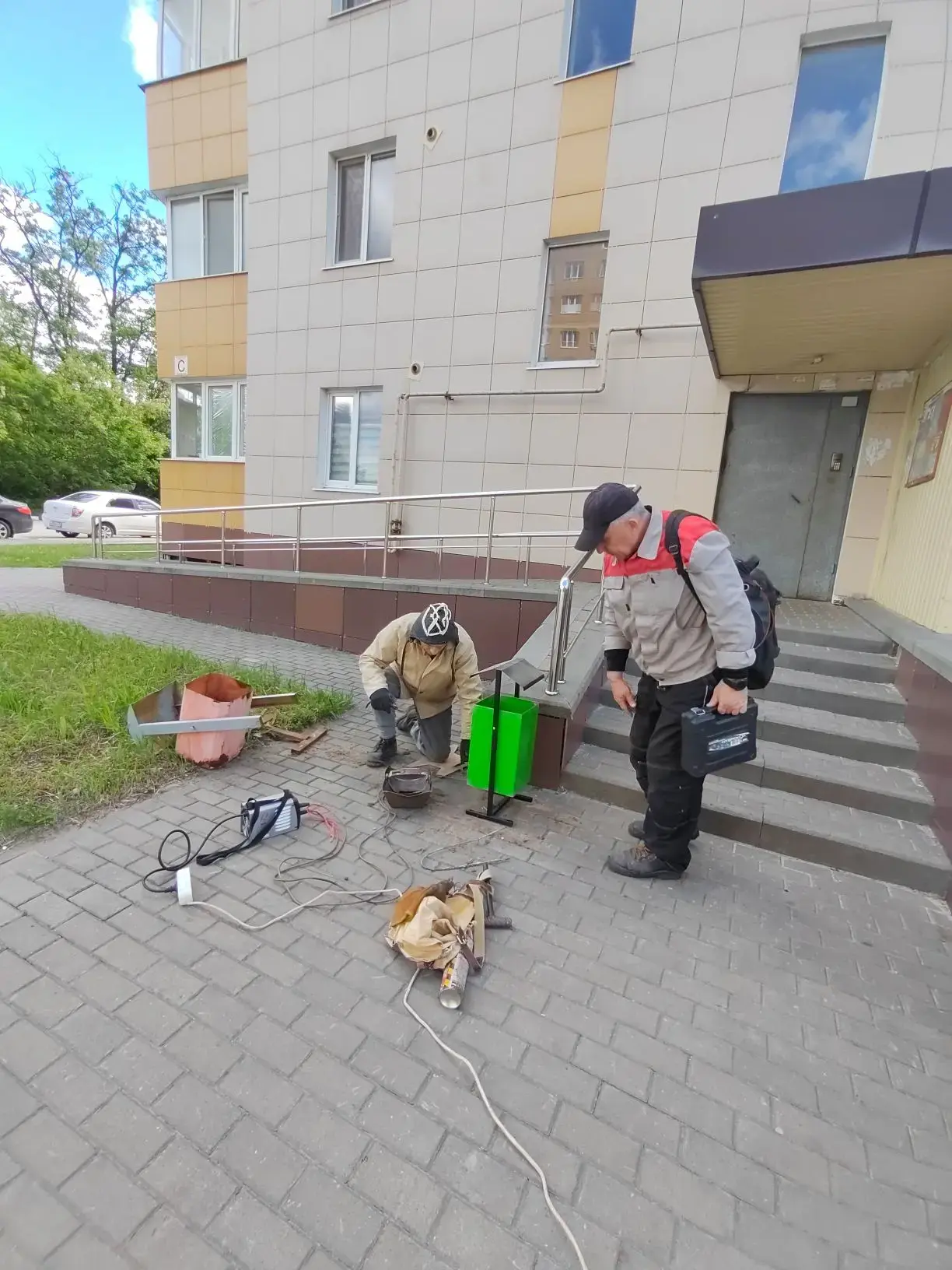 По адресу: ул.Почтовая д.48ж произвели монтаж новых мусорных урн.